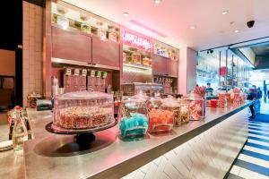 una tienda con muchos jarrones de cristal en un mostrador en Kixby en Nueva York