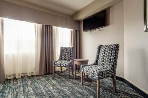 Televiisor ja/või meelelahutuskeskus majutusasutuses Monte Carlo Inn Brampton