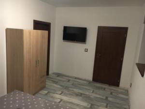 TV a/nebo společenská místnost v ubytování Portus Apartment