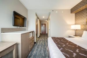 Voodi või voodid majutusasutuse Monte Carlo Inn Brampton toas