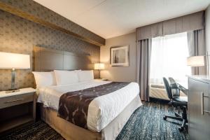 Voodi või voodid majutusasutuse Monte Carlo Inn Brampton toas