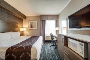 Voodi või voodid majutusasutuse Monte Carlo Inn Brampton toas