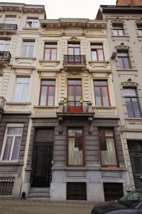 ein großes Gebäude mit Fenstern und einem Balkon in der Unterkunft B&B Le Lys d'or in Brüssel + 8 Fotos