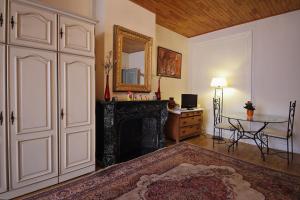 ein Wohnzimmer mit einem Tisch und einem Spiegel in der Unterkunft B&B Le Lys d'or in Brüssel