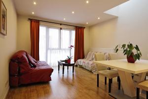 a living room with a couch and a table at B&B Le Lys d'or in Brussels