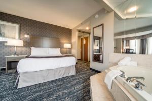 Voodi või voodid majutusasutuse Monte Carlo Inn Brampton toas