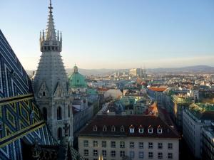 widok na miasto z wieżą kościelną w obiekcie Apartments near Augarten w Wiedniu