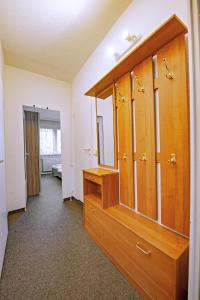 y baño con armario de madera y espejo. en Ferienwohnung 143 en Annaberg-Buchholz