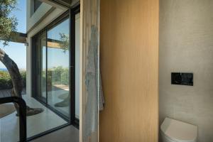 A bathroom at OPENNESS House by the sea