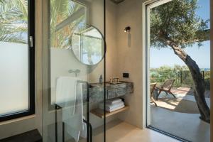 A balcony or terrace at OPENNESS House by the sea