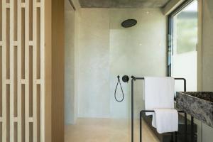A bathroom at OPENNESS House by the sea