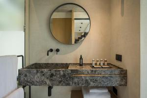 A bathroom at OPENNESS House by the sea
