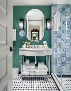 a bathroom with a sink and a mirror at Graduate New Haven in New Haven