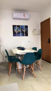 uma sala de jantar com mesa e cadeiras em Blue Ubatuba em Ubatuba