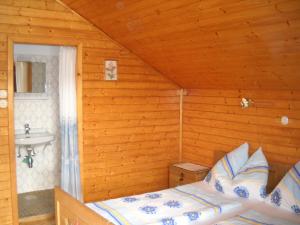 ein Schlafzimmer mit einem Bett und einem Waschbecken in einem Zimmer in der Unterkunft Bauernhof Marx in Gaal