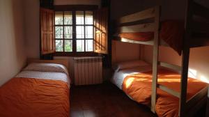 - une chambre avec 2 lits superposés et une fenêtre dans l'établissement La Casilla, à María