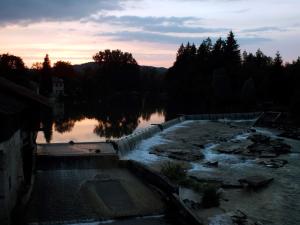 Blick auf einen Wasserkörper bei Sonnenuntergang in der Unterkunft Gite de Pêche in Pont-de-Poitte