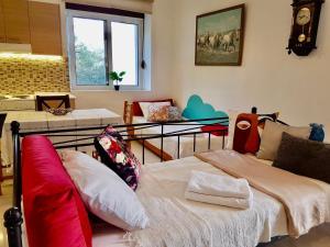 ein Wohnzimmer mit einem Bett und einem Sofa in der Unterkunft The Metropolis Residence Rhodes in Rhodos (Stadt)