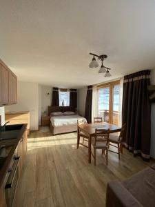 A kitchen or kitchenette at Mont Chalet Apartaments