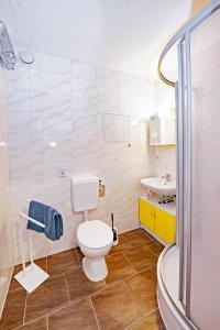 a bathroom with a toilet and a sink and a tub at Ferienwohnung 131 in Annaberg-Buchholz