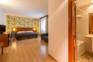 
Een bed of bedden in een kamer bij Hotel Torre Monreal
