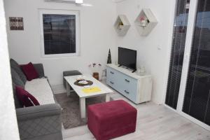 ein Wohnzimmer mit einem Sofa und einem Tisch in der Unterkunft Markos Towers Apartments in Prilep