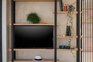 A television and/or entertainment centre at OPENNESS House by the sea