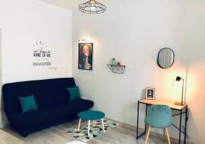 a living room with a blue couch and a table at Studio Cosy Family in Roanne