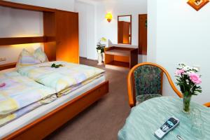 Ein Bett oder Betten in einem Zimmer der Unterkunft Pension Cafe Suzette