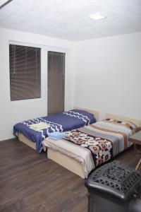 Un pat sau paturi într-o cameră la Markos Towers Apartments