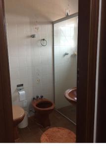 ein Bad mit einem WC und einem Waschbecken in der Unterkunft Apartamento em Ubatuba, confortavel e bem localizado in Ubatuba