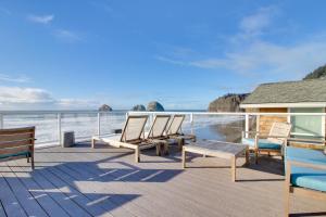 a deck with chairs and a view of the ocean at The Oceanside Inn in Oceanside