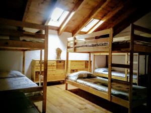 Cantalupo LigureにあるCiuchi Houseのキャビン内の二段ベッド2台が備わる客室です。