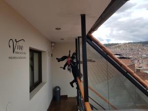 Habitación con balcón acristalado con vistas. en Xplora Hostel Cusco, en Cusco