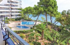 un balcon d'appartement avec vue sur l'océan dans l'établissement Casa Agata, à Miami Platja