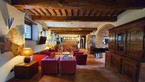 ein großes Wohnzimmer mit roten Stühlen und einer Couch in der Unterkunft Relais La Corte di Bettona in Bettona