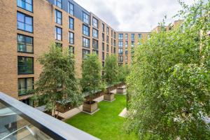 een daktuin met bomen en banken bij Arcadian City Centre Apartment in Birmingham