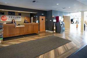 un hall de stockage avec un registre de trésorerie et un client dans l'établissement Harbor 360 Hotel Seward, à Seward