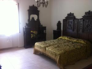 a bedroom with a bed and a dresser at Emmevvì in Tropea