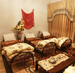 ein Wohnzimmer mit 3 Stühlen und einem Tisch in der Unterkunft Friends Hostel.Area B in Hebron