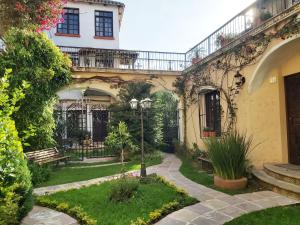 a courtyard of an old house with a garden at Mi Pueblo Samary Hotel Boutique in Sucre
