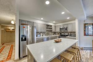 Η κουζίνα ή μικρή κουζίνα στο Powderhorn Condo