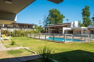 una piscina en un patio junto a un edificio en Motel ACA Santa Rosa en Santa Rosa