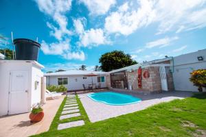 a backyard with a swimming pool and a house at Casa Boutique Blessed Place in San Andrés