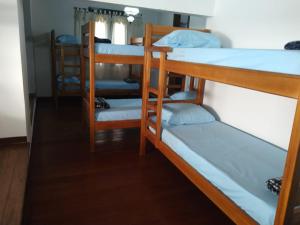 彼得羅波利斯的住宿－HOSTEL DU SUCA，客房内的一组双层床