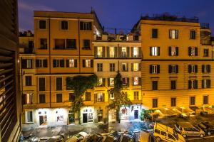 羅馬的住宿－阿納希精品酒店，一群停车在停车场的汽车建筑