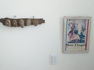 una pared con un cartel y una foto en una pared en Salamandra Apartamentos en El Calafate