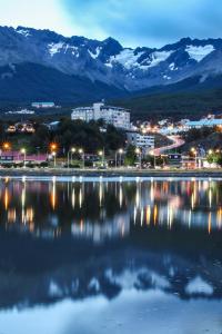 Blick auf eine Stadt und einen See mit Bergen in der Unterkunft Cálido Destino in Ushuaia