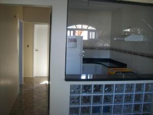 cocina con encimera con azulejos de cristal azul en Casa de Temporada no Centro de Cabo Frio, en Cabo Frío