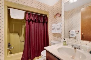 イーグル・リバーにあるCleerwood Village #264のバスルーム(シンク、赤いシャワーカーテン付) +13枚の写真